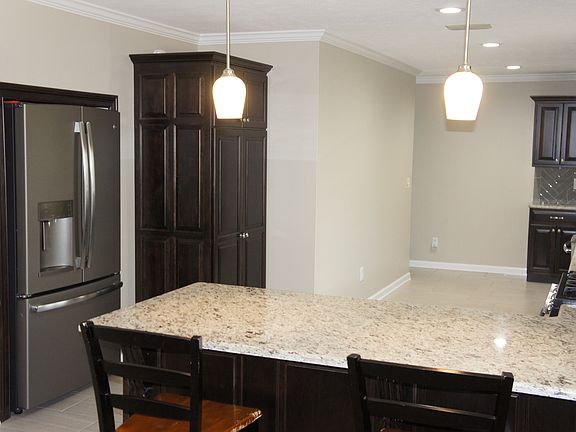 2nd image of 3013 Lakeview Dr