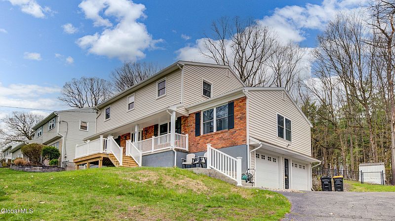3rd image of 8 Pinewood Drive