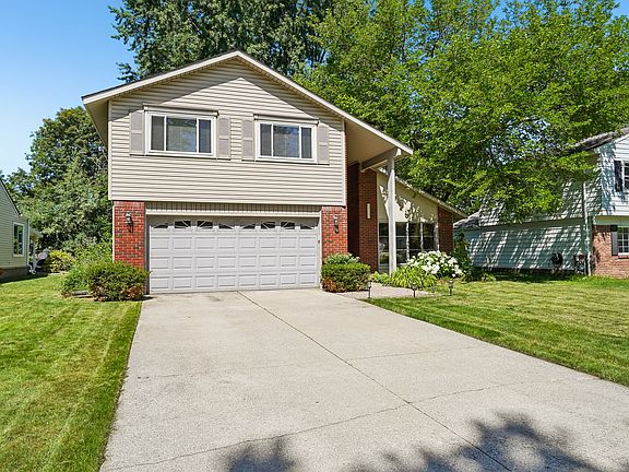 2nd image of 24323 Pinecrest St