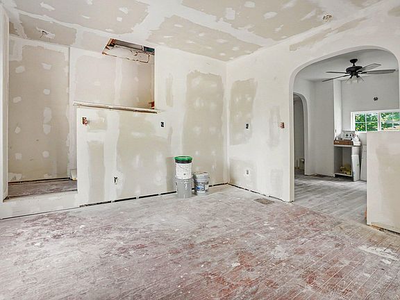 4th image of 102 Worden Ave