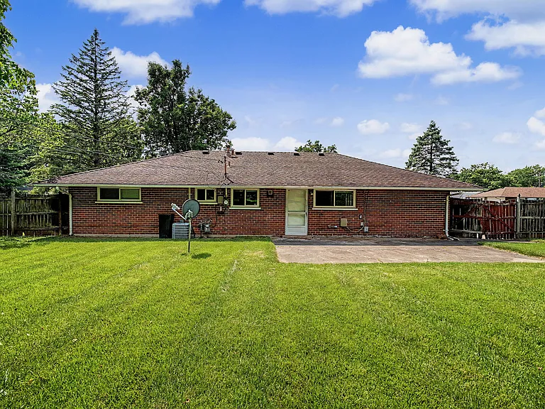 4558 Cordell Dr — Photo 10