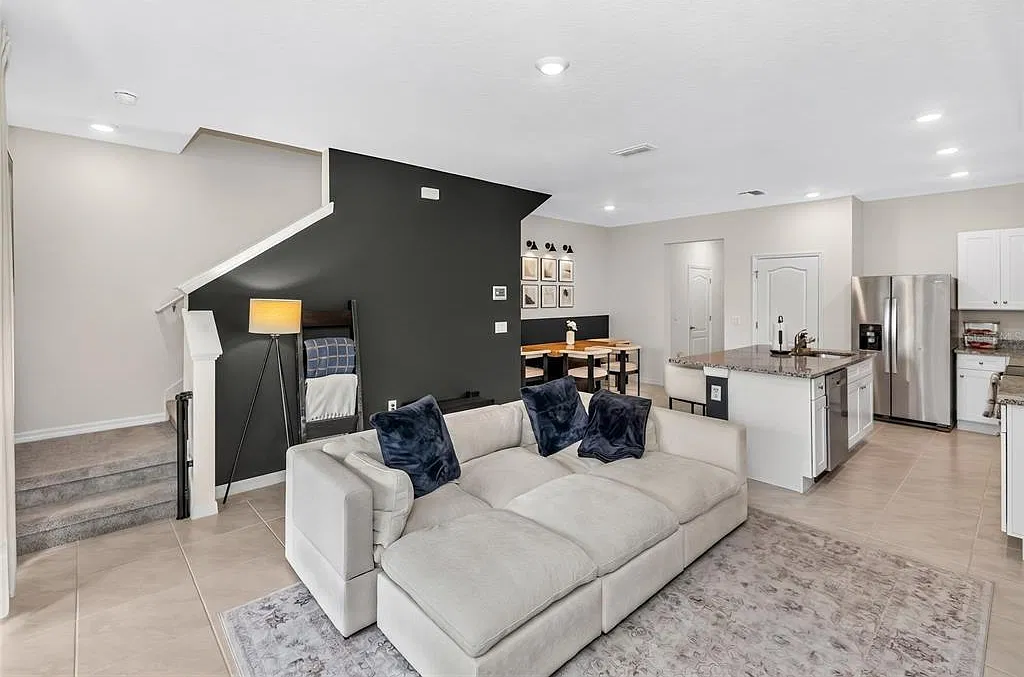 3 bed, 2.5 bath, 1660 sqft, $2,200 — Photo 2