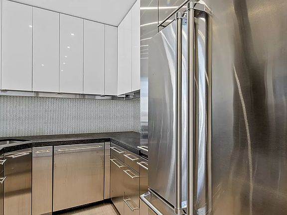 3rd image of 250 E 54th St APT 38B