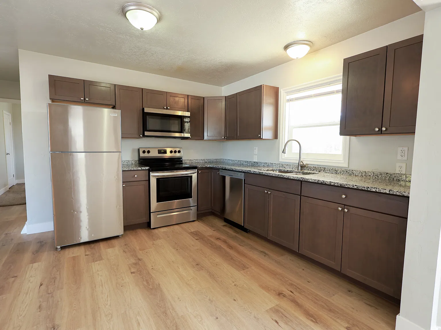 3 bed, 2128 sqft, $1,925 — Photo 4