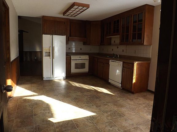 3rd image of 131 Kristen Ln