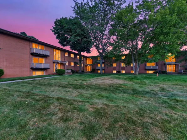 22081 River Oaks Dr APT B8, Rocky River, OH 44116