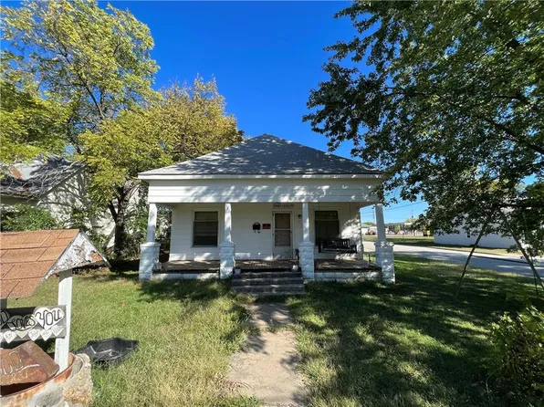 531 E Locust St, Nevada, MO 64772