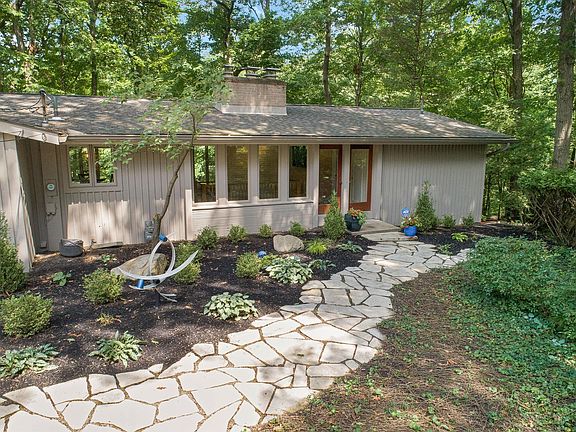 5th image of 584 Yaronia Dr N