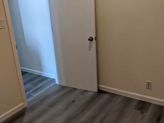 Small Bedroom Photo 4