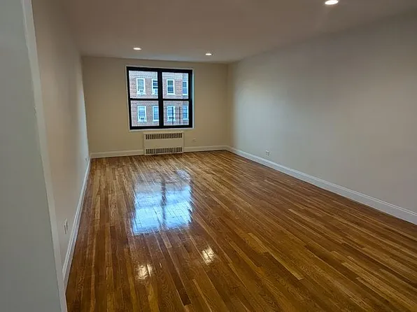 63-84 Saunders St #4F, Rego Park, NY 11374