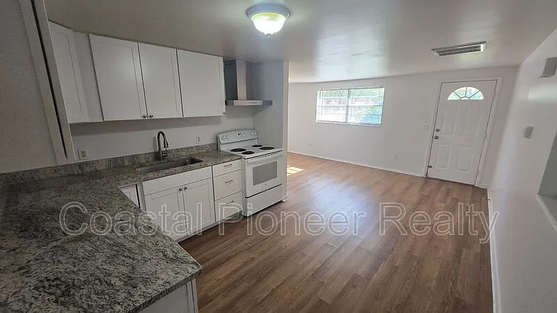 4 bed, 2.0 bath, 1329 sqft, $2,170 — Photo 4