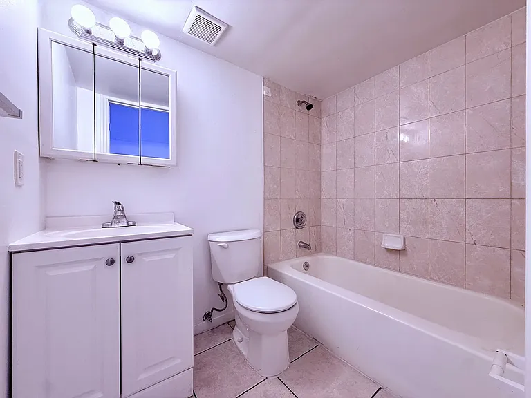 Hamilton House Apartments — Photo 11