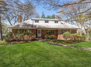 6 Saint John Pl, Port Washington, NY 11050