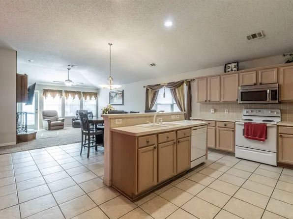 13640 Cherokee Ranch Rd, Fort Worth, TX 76115