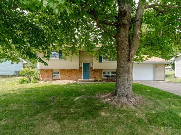 124 Hilton Dr, Lexington, IL 61753