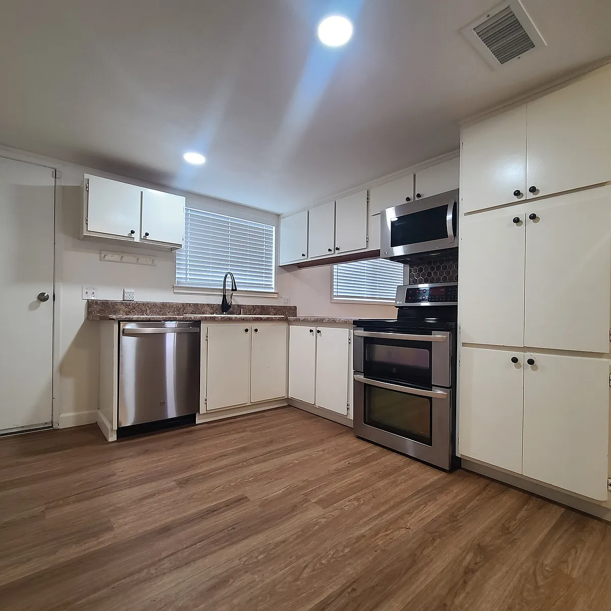 Kitchen - 2701 Mankas Blvd