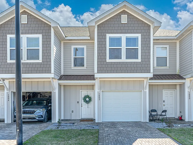1802 Stable Ln #B2 — Photo 4