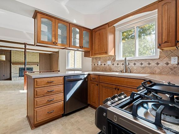 4th image of 44545 Westminister Way