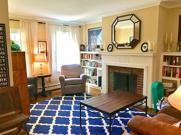 Living room (Decor in this and all pictures is that of a previous tenant).