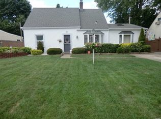 25 Needle Ln, Levittown, NY 11756