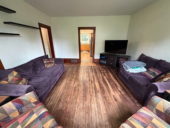 3rd image of 1090 Glen Oak St