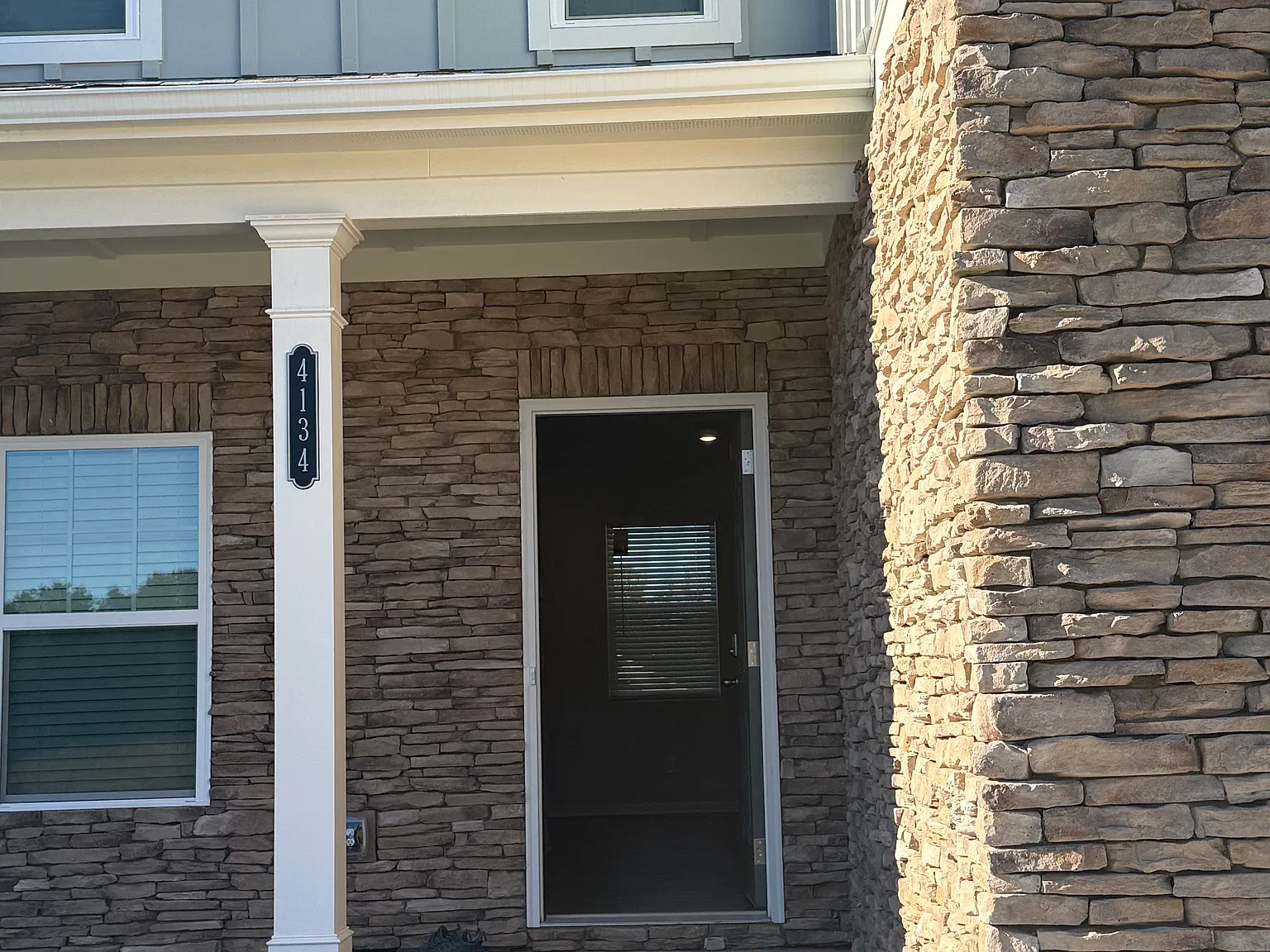 4 bed, 2.5 bath, 2024 sqft, $2,500 — Photo 4