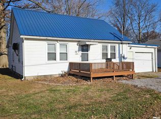 1037 E 3rd St, Flora, IL 62839