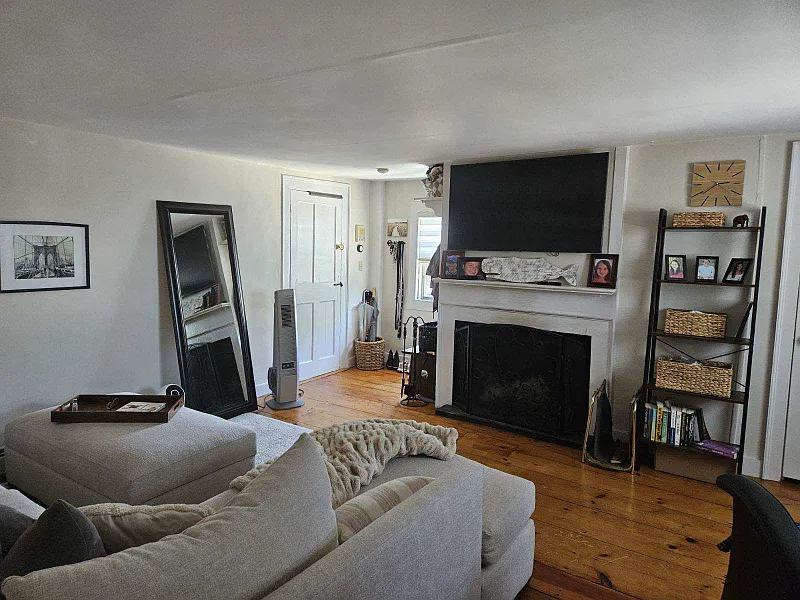 Historic 1/1 Near Downtown Newburyport — Photo 4