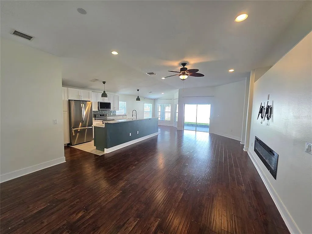 4 bed, 2.0 bath, 1883 sqft, $2,850 — Photo 2