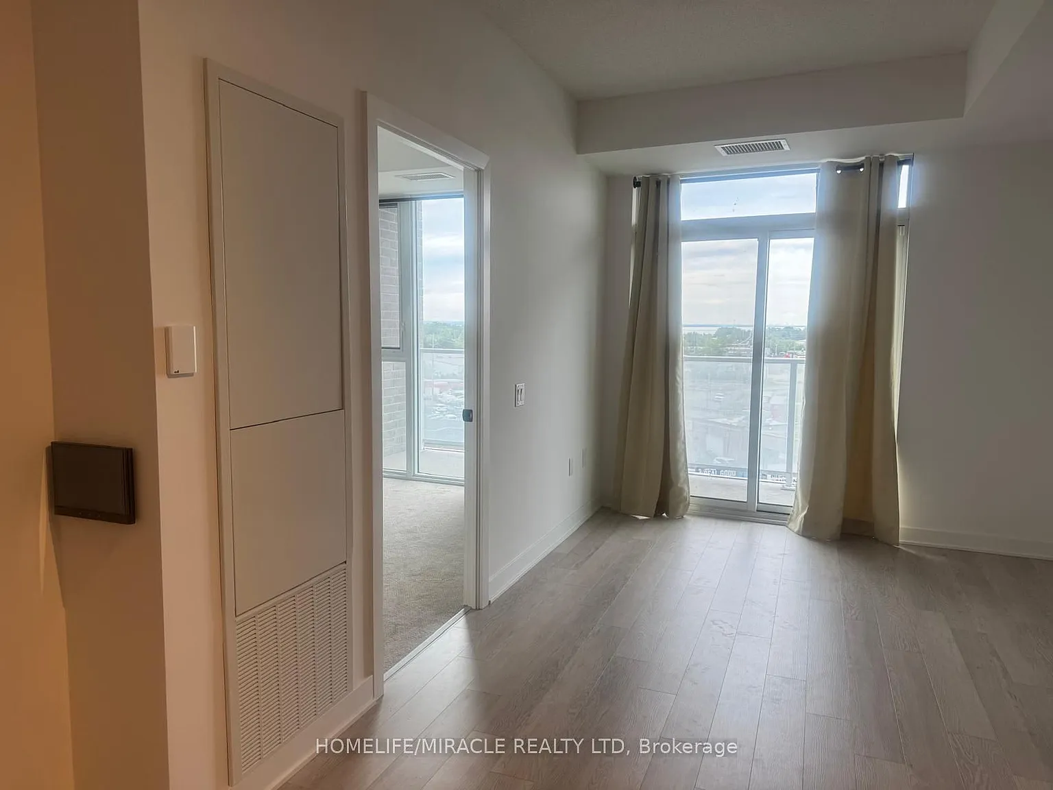 2782 Barton St E — Photo 1
