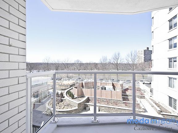 3rd image of 3333 Henry Hudson Pkwy APT 3F
