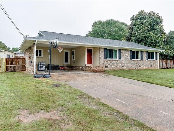 3rd image of 3241 Montgomery Dr