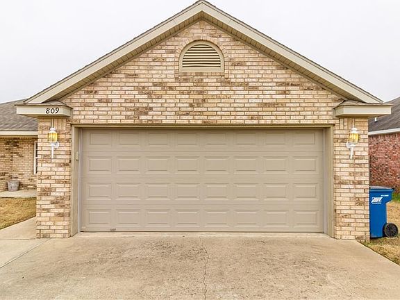 2nd image of 809 SW Cheyenne Dr