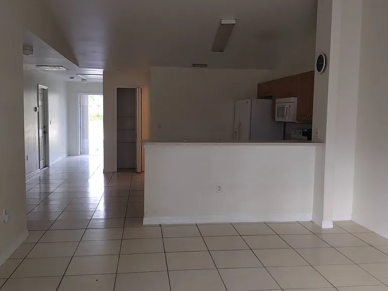 1068 Ainsworth St E — Photo 11