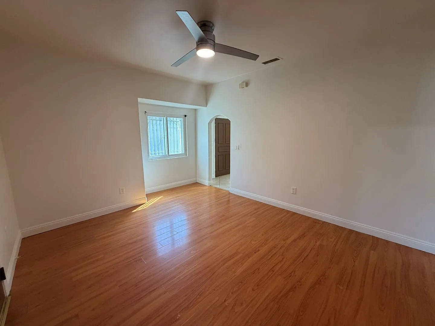 Remodeled 2BD/1BA in Prime North Inglewood Private Yard, Garage & In-Unit Laundry — Photo 3