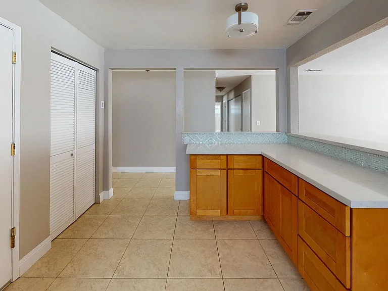 451 Springvalley Dr — Photo 10