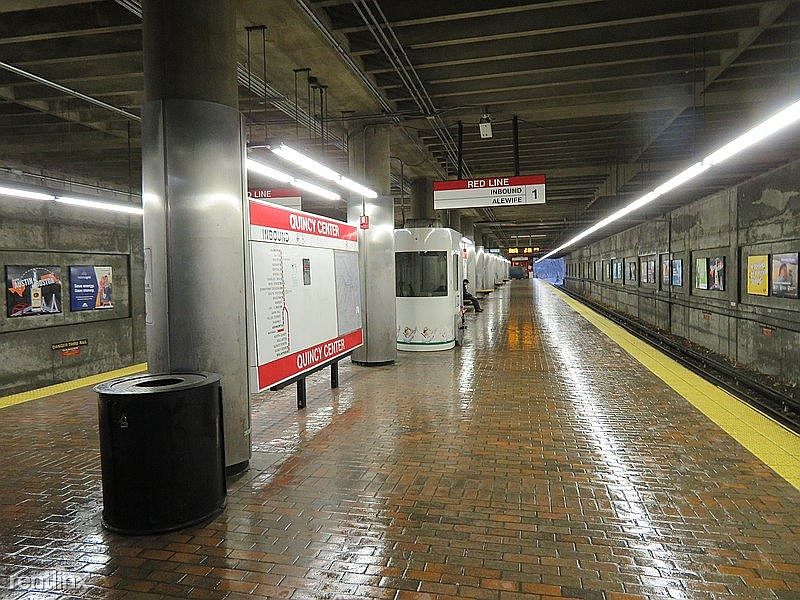 800px-Red_Line_platform_at_Quincy_Center_station_(2),_Decemb
