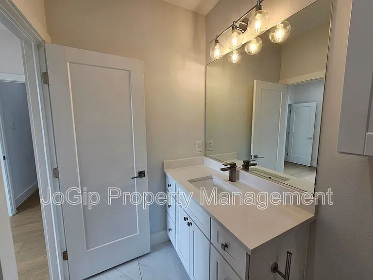 2620 Valley View Ln #102 — Photo 35