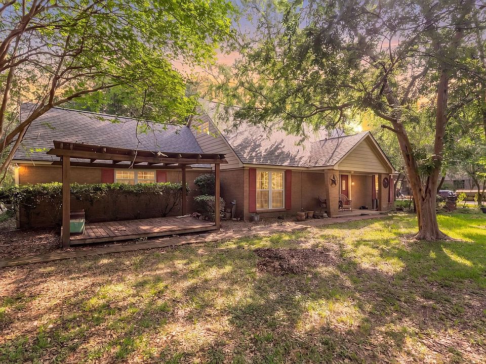1st image of 334 Pinehurst Dr