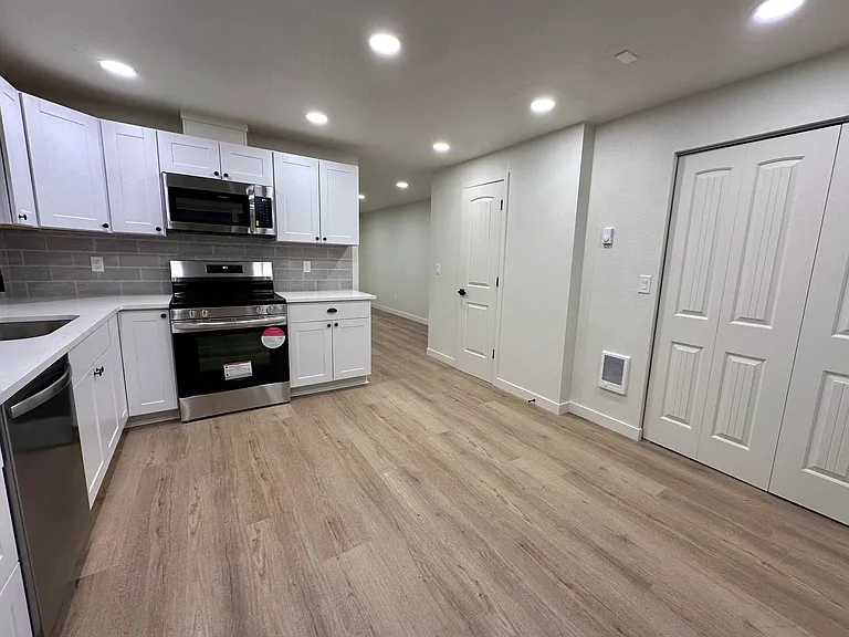 1016 W 23rd St — Photo 10