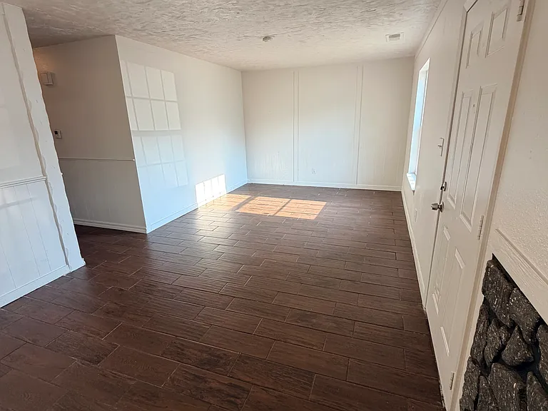 1916 N Wilburn Ave — Photo 2