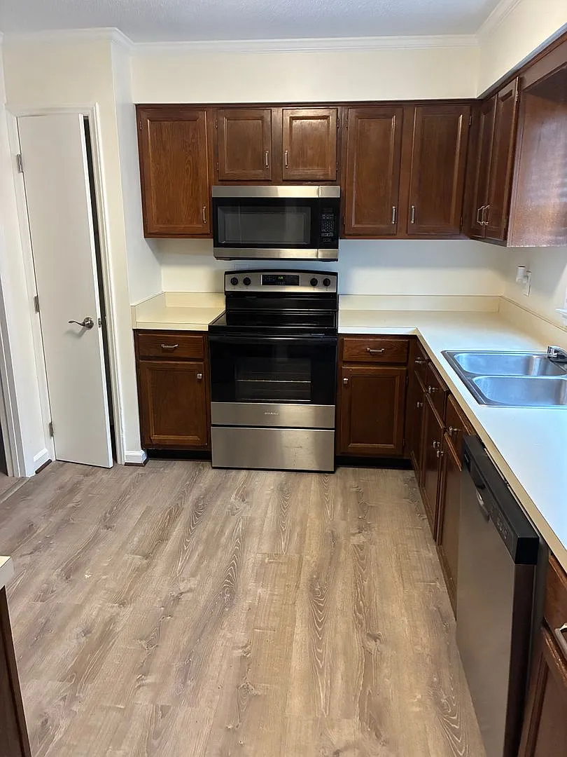 1813 Fox Sterling Dr — Photo 2