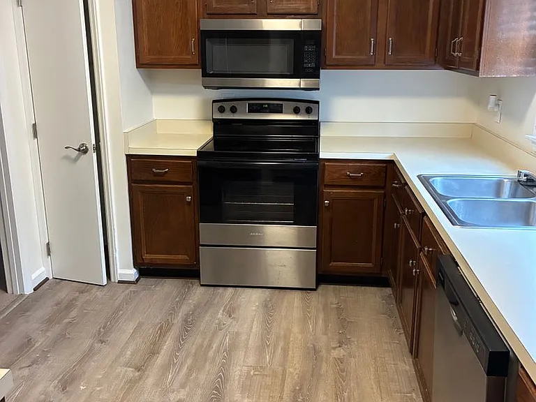 1813 Fox Sterling Dr — Photo 2