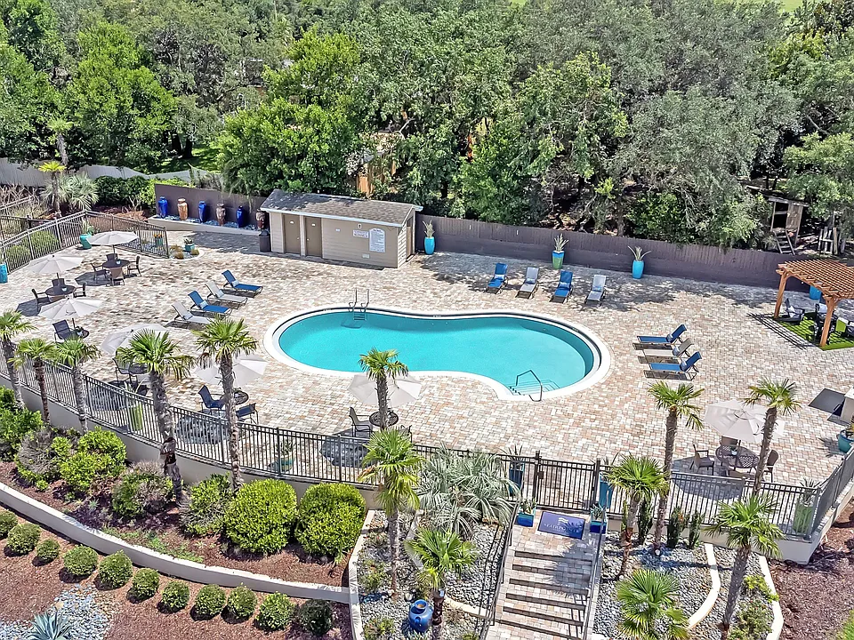 Experience indulgence on our sprawling sundeck surrounding our exclusive resort-style community pool.