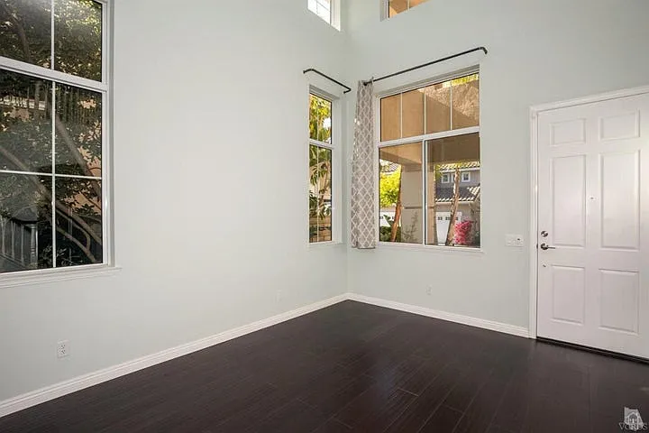 4 bed, 2.5 bath, 2299 sqft, $5,200 — Photo 3