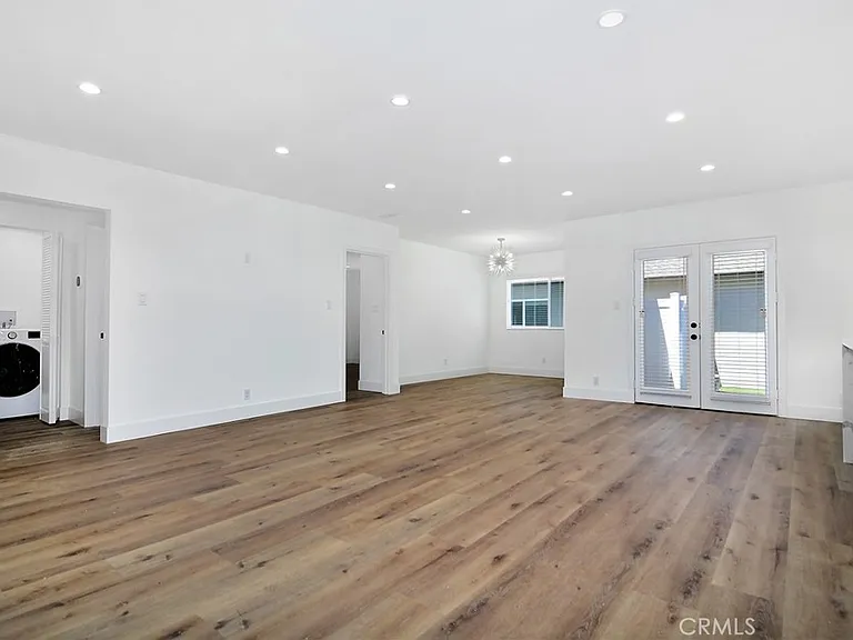 6363 Darby Ave — Photo 4