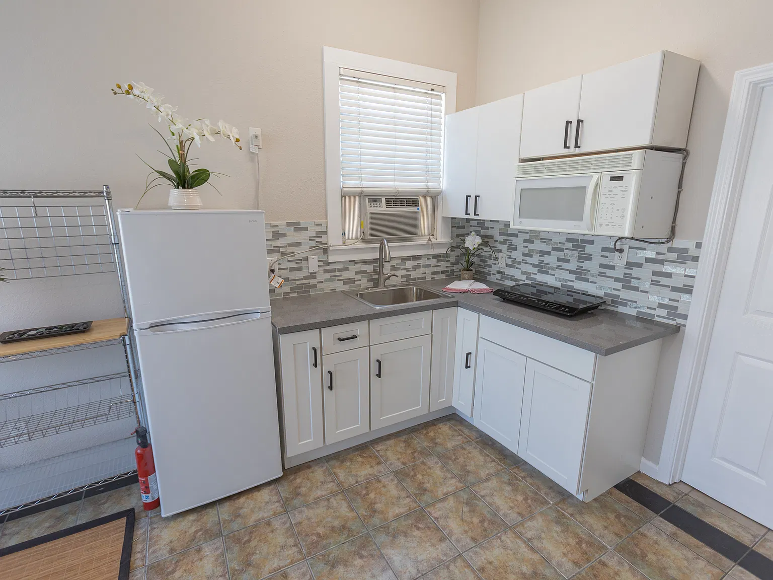 122-126 E. San Salvador - 126 — Photo 4
