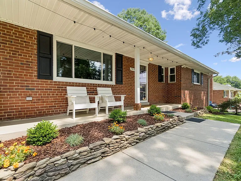 7412 Farnum St — Photo 2
