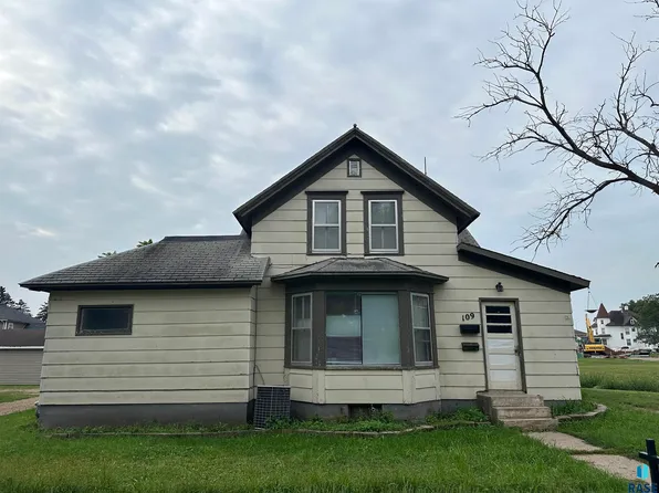 109 NE 4th St, Madison, SD 57042