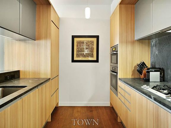 4th image of 311 West Broadway